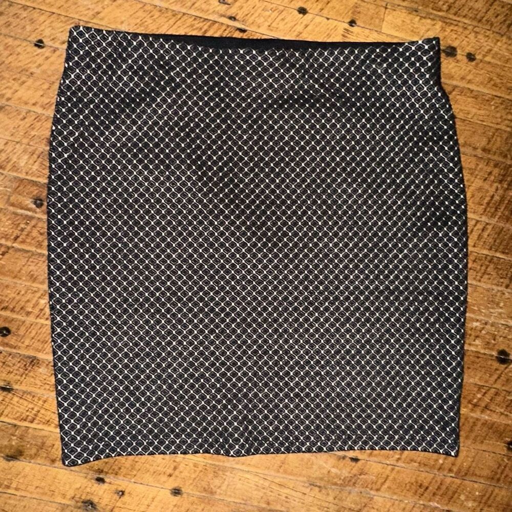 Loft black & white minimalist elevated basics business casual skirt